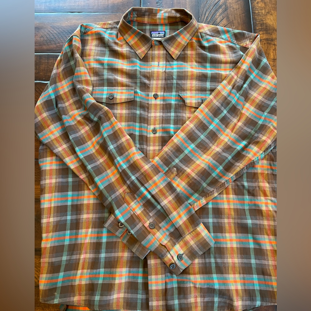 Patagonia button down. In great shape! Hardly worn!